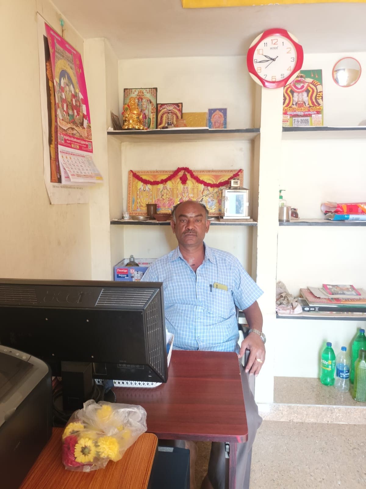 G. லோகநாதன், பத்திர எழுத்தர், குடியாத்தம் அலுவலகத்தில் தமது மேசையில் அமர்ந்திருக்கிறார்.